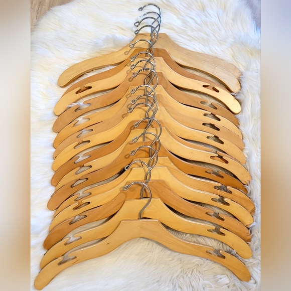 Pack of 20 natural finish wooden hangers - Picture 1 of 2